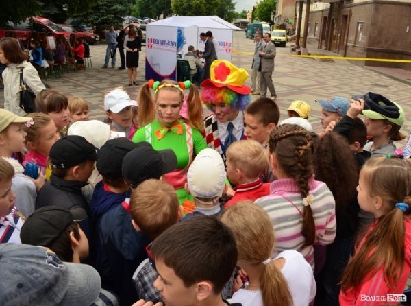 Із цигарками у Луцьку боролися цукерками та розвагами. ФОТО