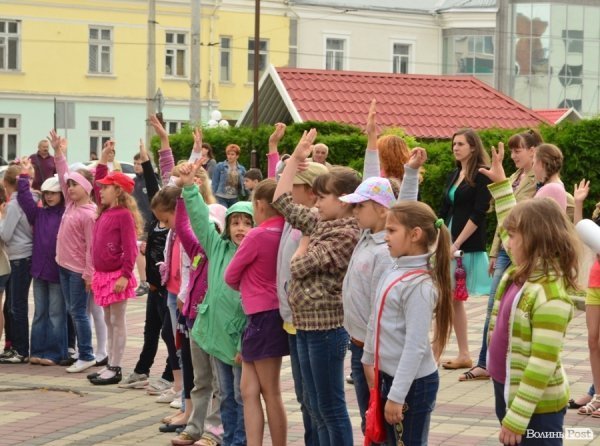 Із цигарками у Луцьку боролися цукерками та розвагами. ФОТО