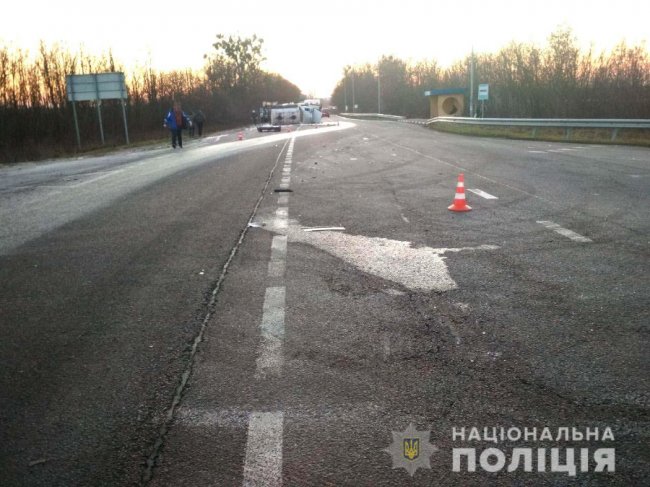 На автодорозі «Київ-Чоп» зіткнулися молоковоз та легковик: останнього відкинуло у кювет. ФОТО