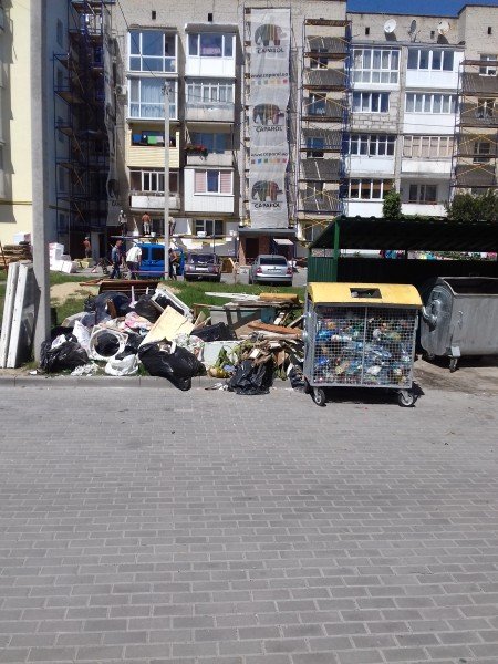 З луцького двору вже місяць не вивозять гори сміття. ФОТО