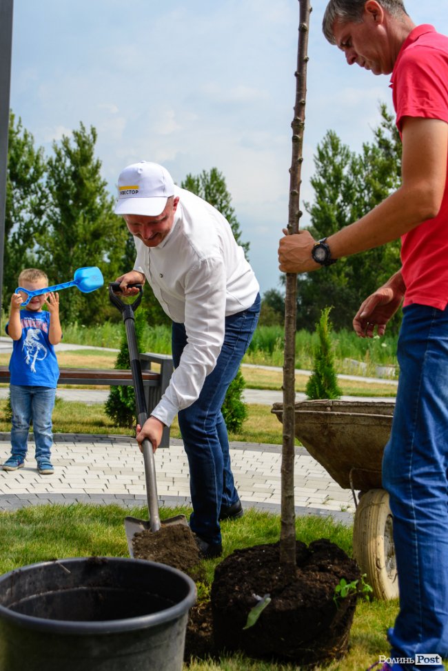 Як мешканці ЖК «Супернова» саджали клени і сакури разом з «Інвестором». ФОТО*