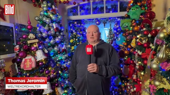 Світовий рекорд: німець встановив удома 555 новорічних ялинок