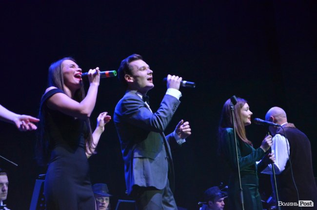 Новорічні хіти та казкова енергетика: як лучан розважали LeoBand Orchestra. ФОТОРЕПОРТАЖ