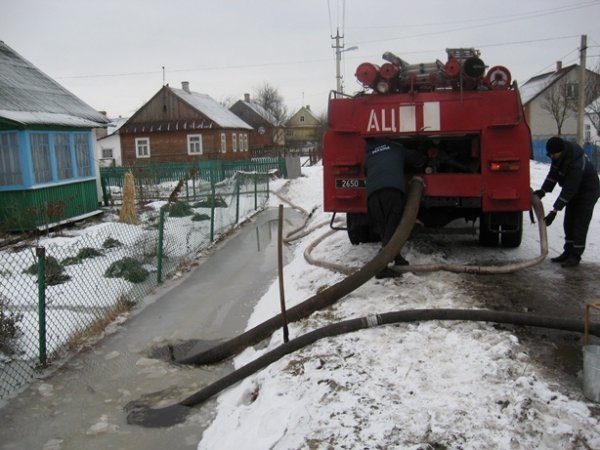 Із затопленого подвір'я викачали півтисячі кубів води. ФОТО