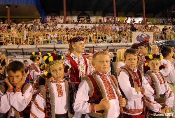 «Поліське літо з фольклором» завершили парадом, концертом і феєрверком. ФОТО