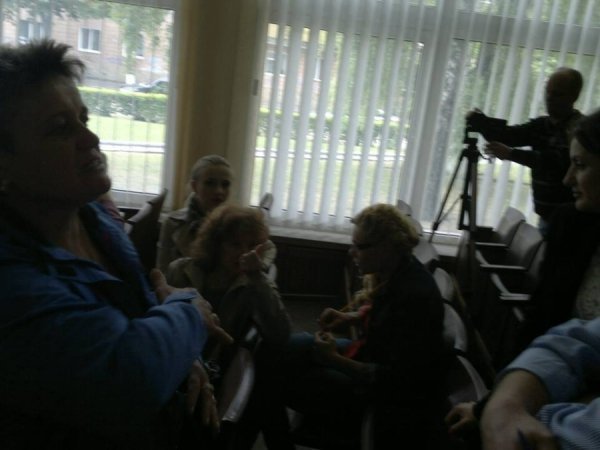 У Ковелі люди штурмували міськраду. ФОТО. ДОПОВНЕНО