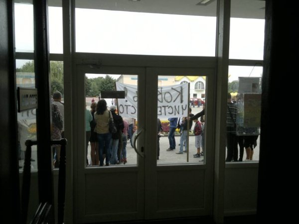 У Ковелі люди штурмували міськраду. ФОТО. ДОПОВНЕНО