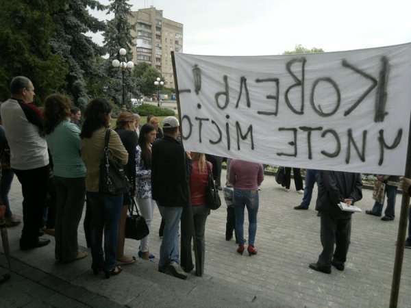 У Ковелі люди штурмували міськраду. ФОТО. ДОПОВНЕНО