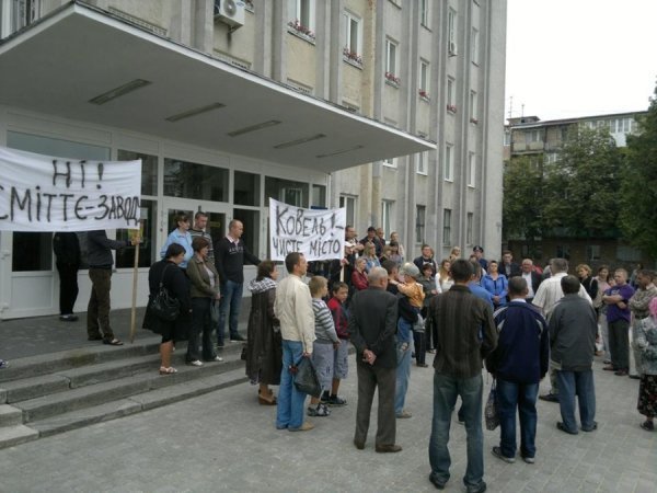 У Ковелі люди штурмували міськраду. ФОТО. ДОПОВНЕНО