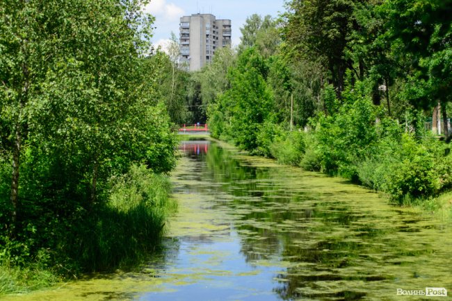 Літній день у центральному парку Луцька. ФОТОРЕПОРТАЖ