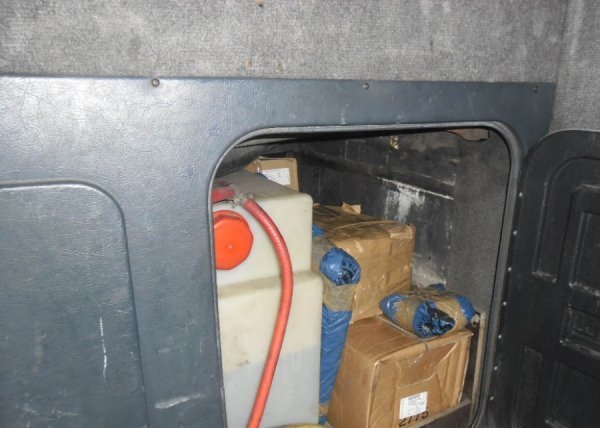 Водій повертався з Німеччини і приховав запчастини. ФОТО