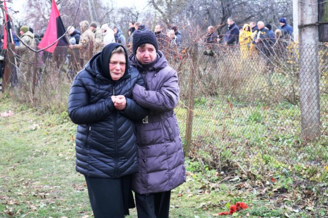 Сина ховали у день народження матері: у Холоневі попрощалися із загиблим Героєм Миколою Зубом