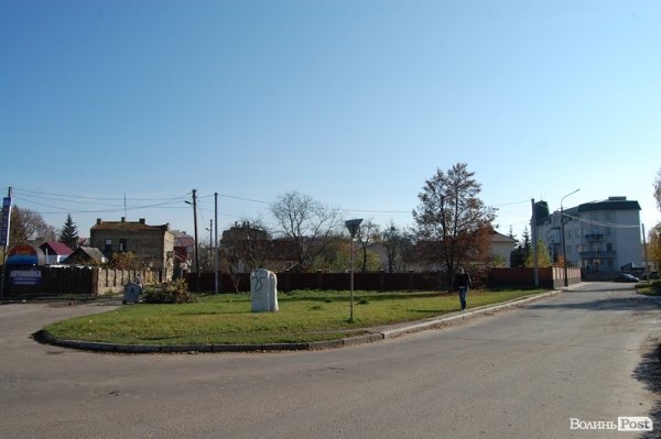 У Луцьку біля готелю буде сквер. ФОТО