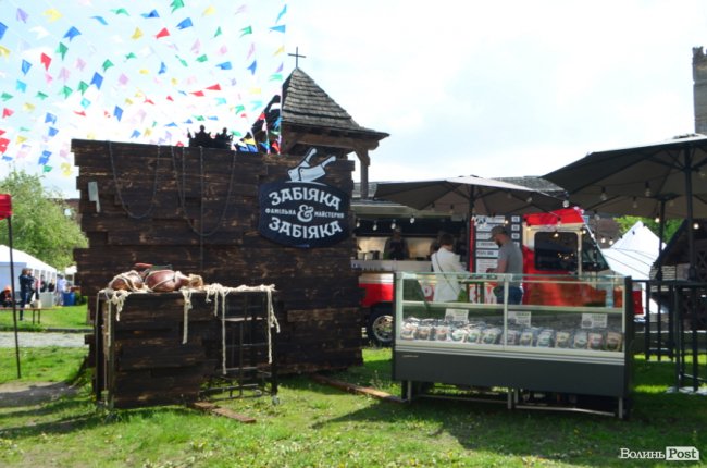 У замку Любарта стартував Lutsk Food Fest: що і за скільки пропонують скуштувати. ФОТО