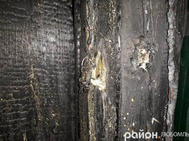 На Волині загорівся гараж з автівкою. ФОТО