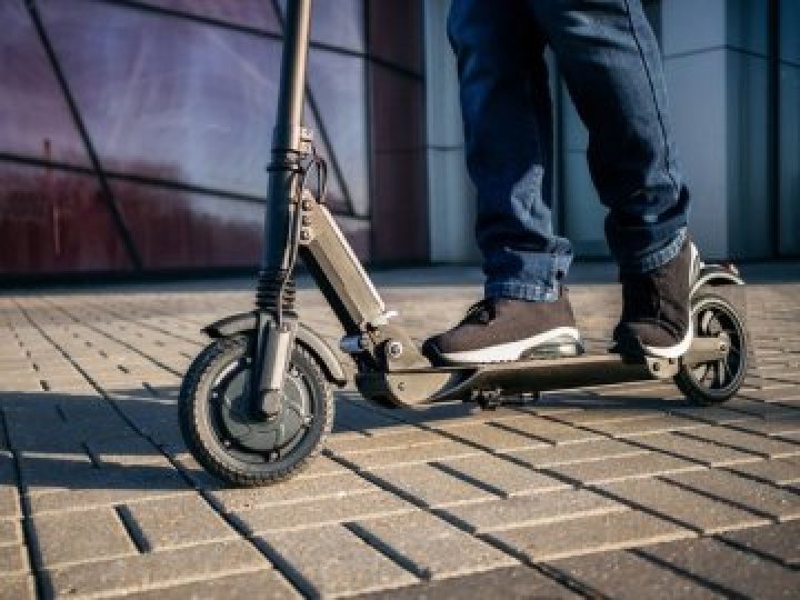 Аварія в Луцьку: дитина на самокаті врізалася в автівку