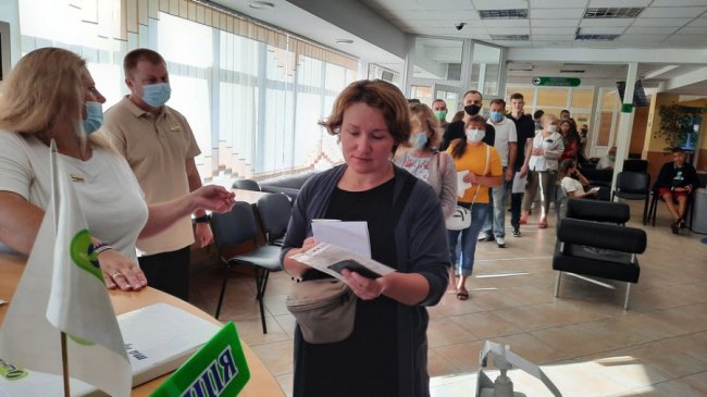 З самого ранку біля луцького ЦНАПу у черзі стоять десятки людей: розповіли причину. ВІДЕО