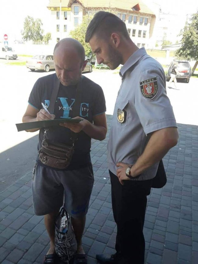 У Луцьку ловили курців у громадських місцях. ФОТО