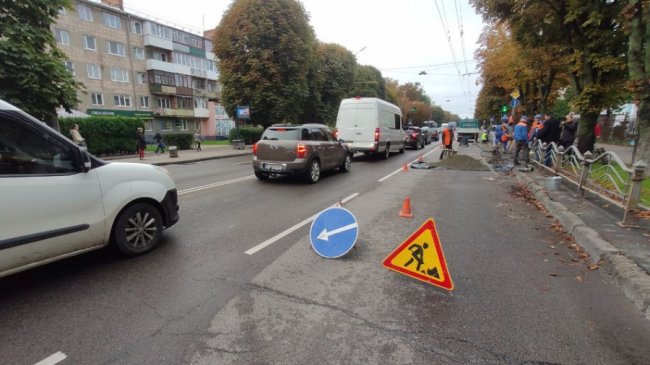 На проспекті Перемоги у Луцьку встановлюють нове огородження: рух ускладнений