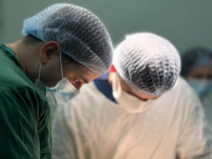 Команда лікарів на Волині провела одночасні складні операції на обох ногах пацієнта