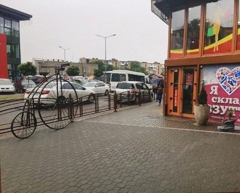 Ковельчани-ковалі встановили у місті ретро-велосипед