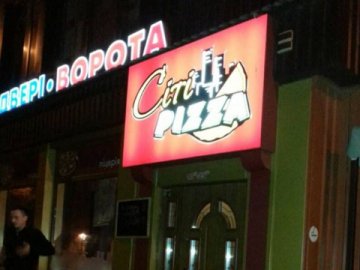 П'яний дебош у Луцьку: чоловік побив охоронця піцерії та розтрощив таксі 