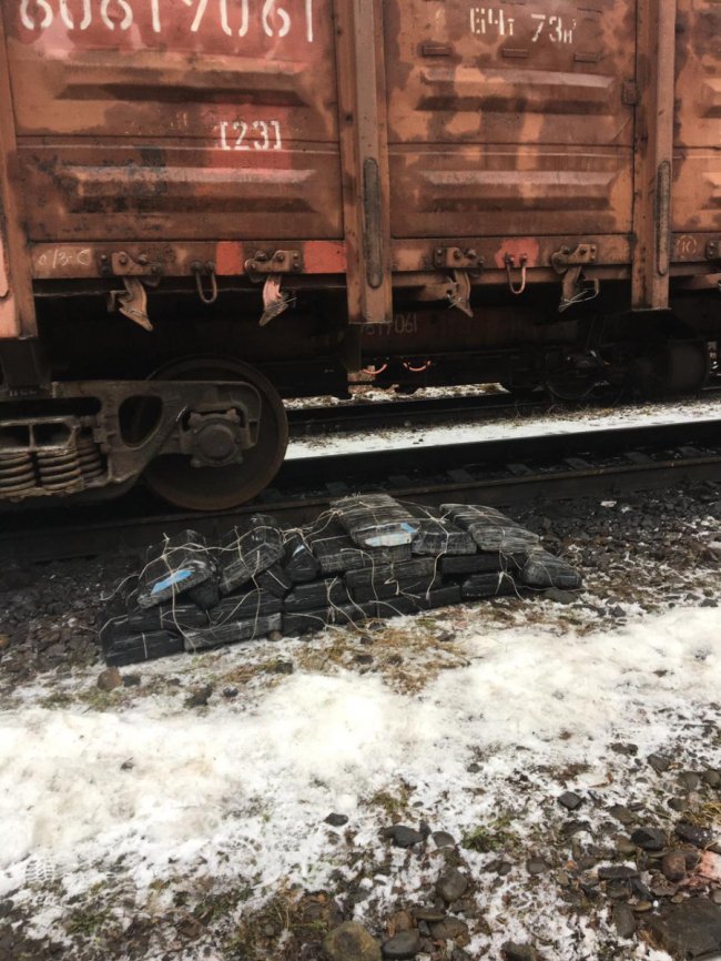 Через Волинь контрабандисти хотіли перевезти цигарки у вантажному поїзді до Польщі. ФОТО