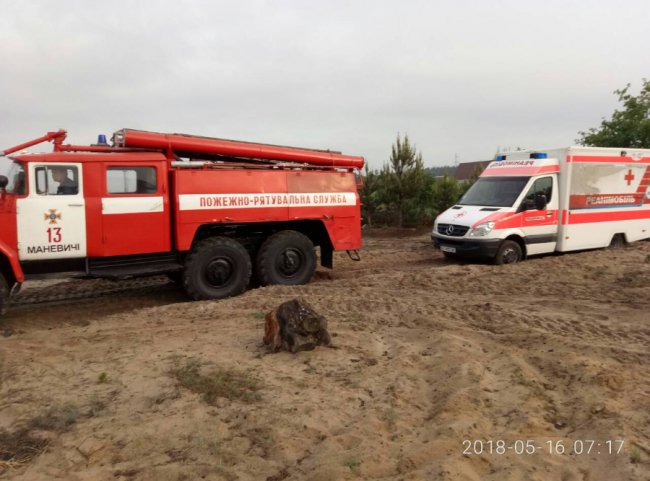 На Волині карета «швидкої» загрузла у піску. ФОТО