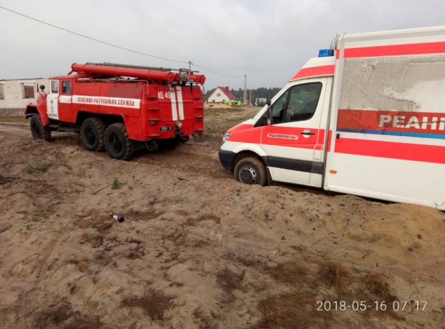 На Волині карета «швидкої» загрузла у піску. ФОТО