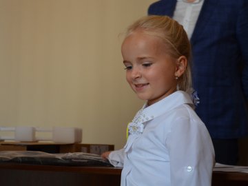 Президент подарував ноутбук луцькій школярці