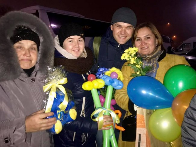 Звільненого з полону волинянина зустрічають в аеропорту