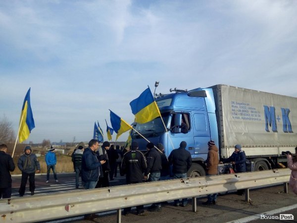 Біля «Ягодина» заблокували дорогу