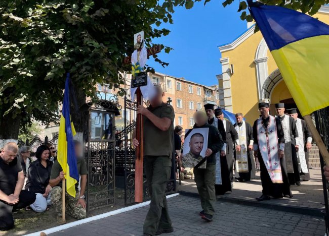 У Нововолинську провели в останню путь Героя Сергія Войтовича