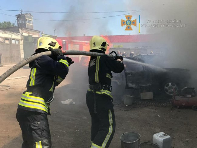 У Луцьку на Конякіна горів автомобіль. ФОТО