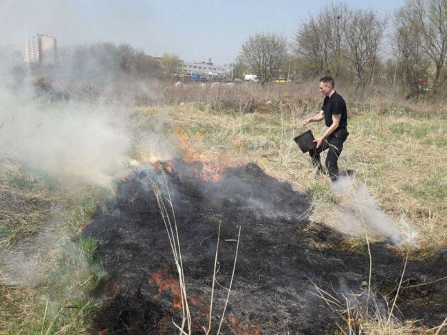 На березі Стиру горіла суха трава. ФОТО