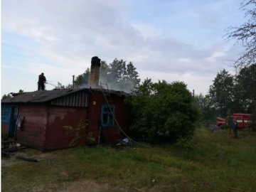 Блискавка спалила хату у селі на Волині: просять допомогти родині