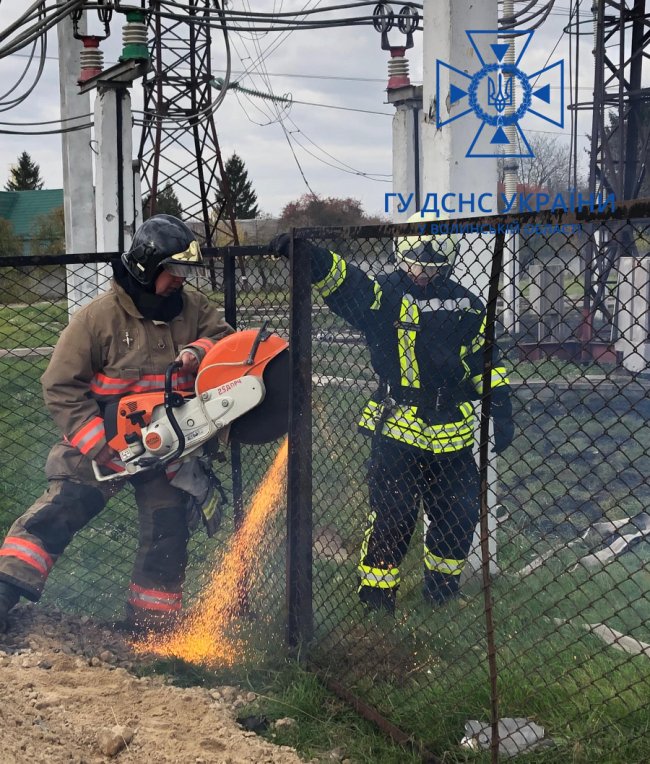 Рятувальники оприлюднили фото із ліквідації пожеж після влучань ракет у Луцьку і Ковелі