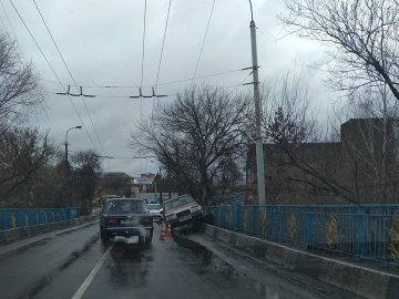 У Луцьку Mercedes наїхав та завис на відбійнику: водій – п'яний
