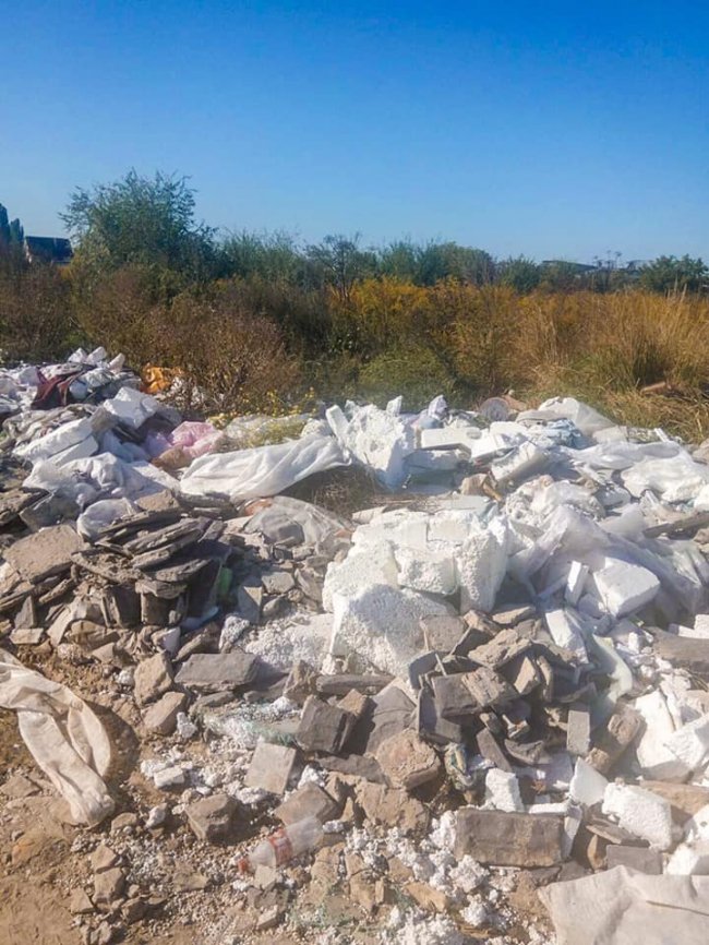 У Луцькому районі – стихійне сміттєзвалище. ФОТО