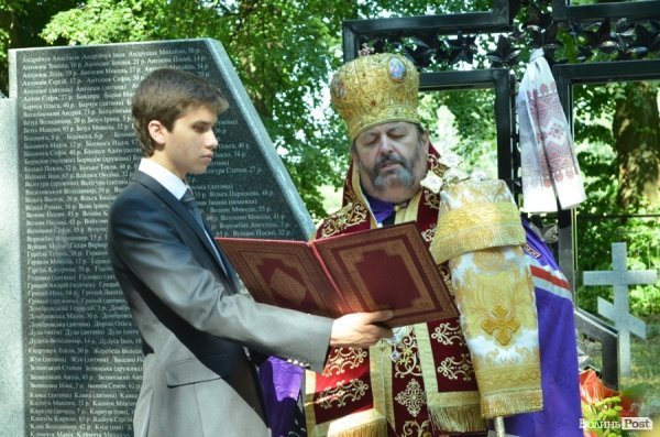 У Польщі молилися на могилах вбитих українців. ФОТО 