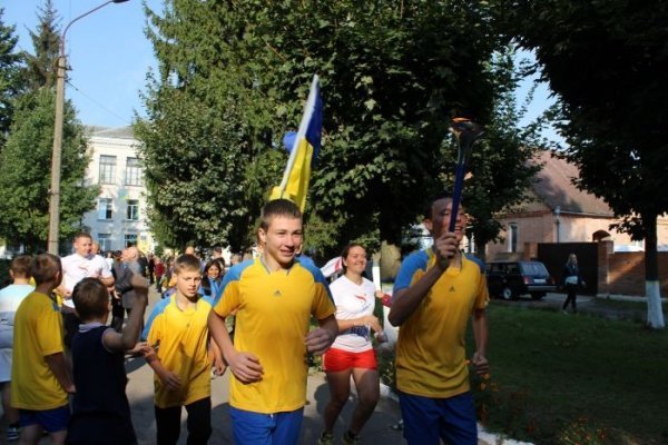  Міжнародна факельна естафета дісталася Луцька. ФОТО