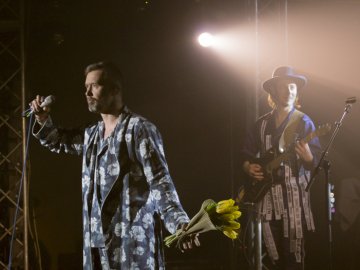 Квітчаста піжама, босі ноги і сотні «дякую»: у Луцьку – «майже квартирник» Бабкіна. ФОТО