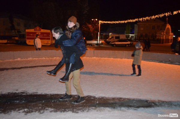 Діти зробили собі ковзанку у фонтані в центрі Луцька. ФОТО 