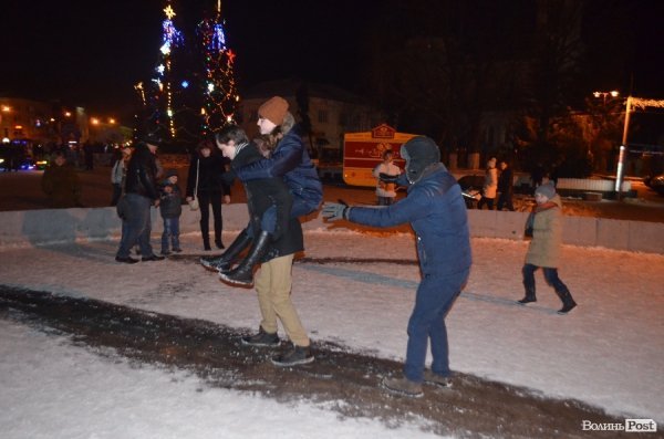 Діти зробили собі ковзанку у фонтані в центрі Луцька. ФОТО 
