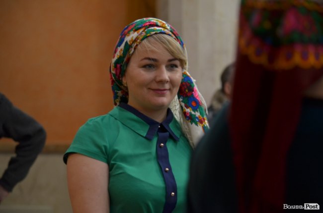 Під час фестивалю у Луцьку створюють великого янгола, роблять свічки та хустки. ФОТО