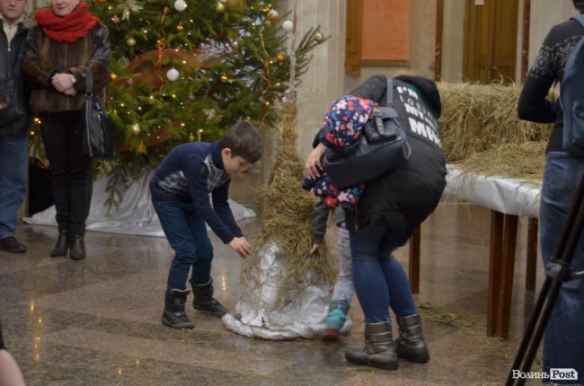 Під час фестивалю у Луцьку створюють великого янгола, роблять свічки та хустки. ФОТО