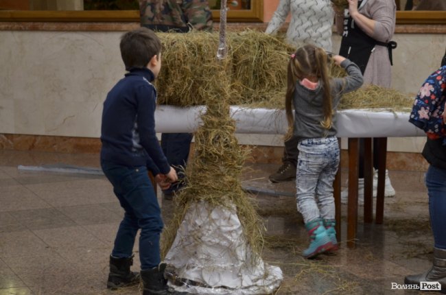 Під час фестивалю у Луцьку створюють великого янгола, роблять свічки та хустки. ФОТО