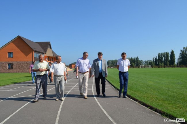 Прекрасне місце для занять спортом, - міністр оцінив стадіон у селі на Волині