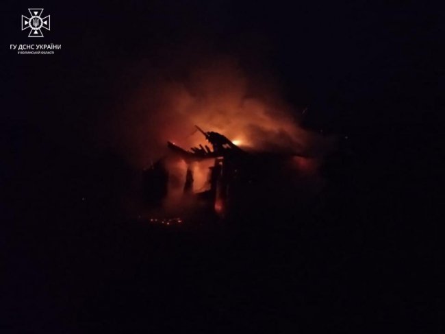 На Волині горіли ремонтна майстерня та господарська споруда