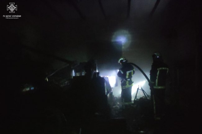 На Волині горіли ремонтна майстерня та господарська споруда